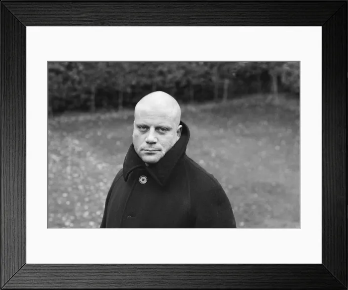 Framed Print : Oliver Reed not wearing his wig at his home in Wimbledon, South West, London Framed Print : Oliver Reed not wearing his wig at his home in Wimbledon, South West, London