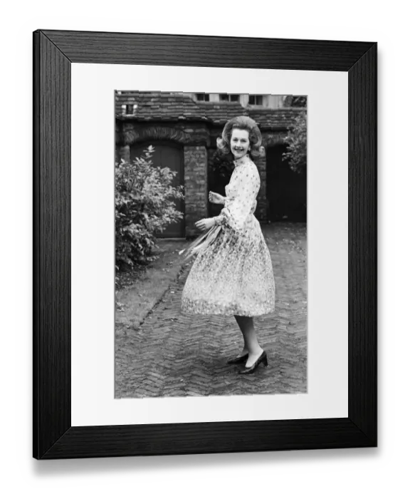 Framed Print : Lady Dartmouth, daughter of Alexander McCorquodale and romantic novelist Dame Barbara Framed Print : Lady Dartmouth, daughter of Alexander McCorquodale and romantic novelist Dame Barbara