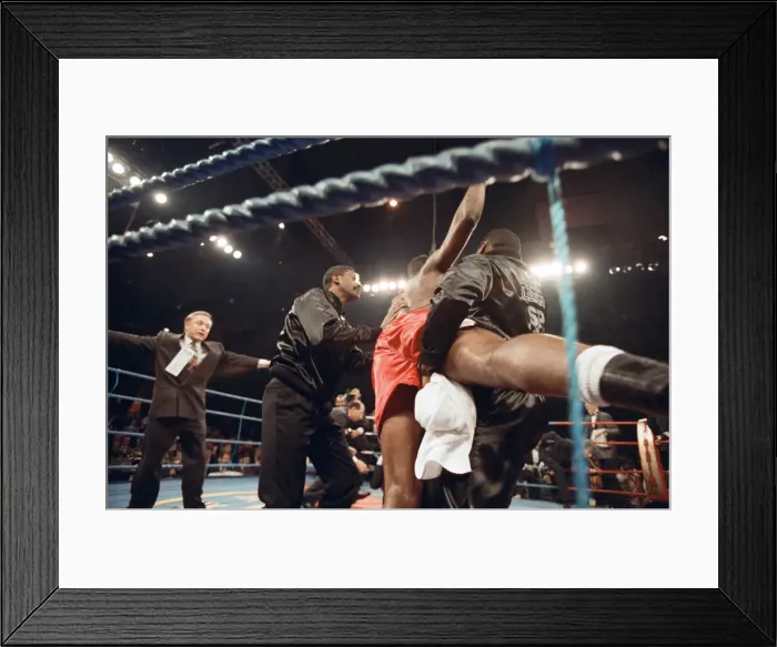 Framed Print : Lennox Lewis vs Donovan Razor'Ruddock. Lewis retained his British Framed Print : Lennox Lewis vs Donovan Razor'Ruddock. Lewis retained his British