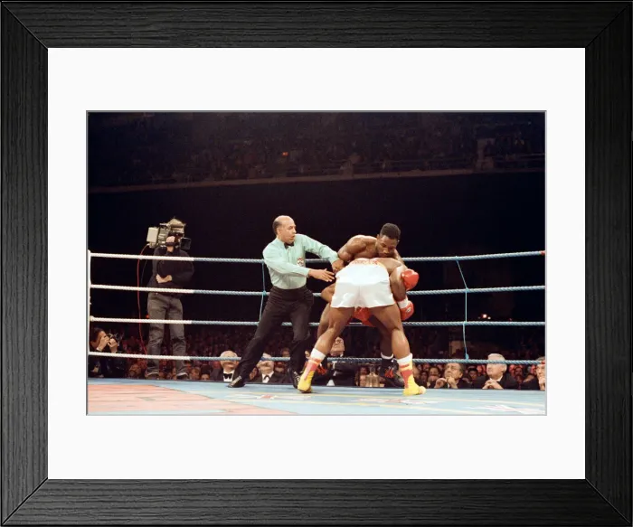Framed Print : Lennox Lewis vs Donovan Razor'Ruddock. Lewis retained his British Framed Print : Lennox Lewis vs Donovan Razor'Ruddock. Lewis retained his British