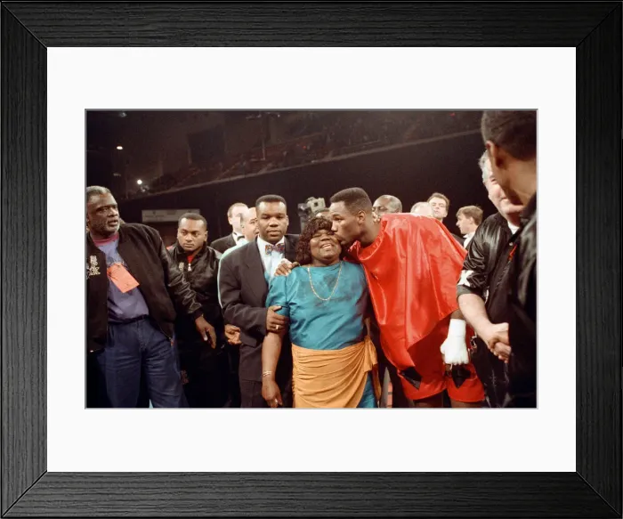 Framed Print : Lennox Lewis vs Donovan Razor'Ruddock. Lewis retained his British Framed Print : Lennox Lewis vs Donovan Razor'Ruddock. Lewis retained his British