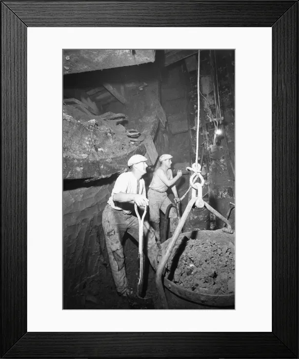 Framed Print : Construction workers digging the new Blackwall Tunnel in muddy and humid conditions Framed Print : Construction workers digging the new Blackwall Tunnel in muddy and humid conditions