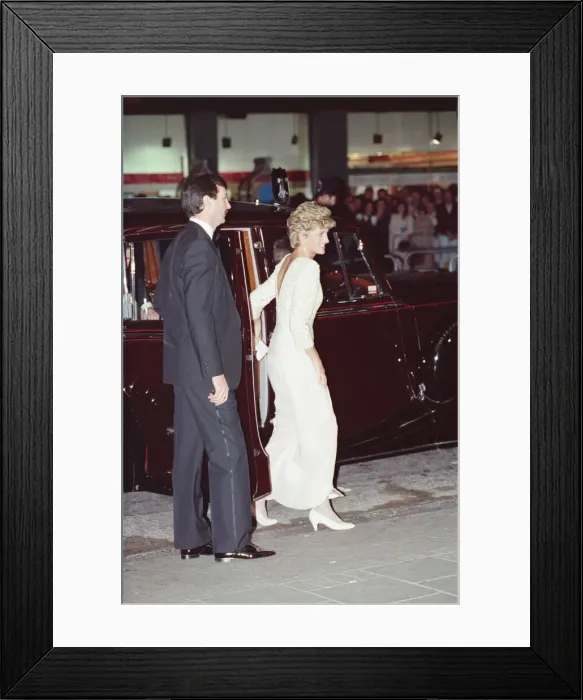Framed Print : HRH The Princess of Wales, Princess Diana, arrives at The Dominion Theatre for The Royal Framed Print : HRH The Princess of Wales, Princess Diana, arrives at The Dominion Theatre for The Royal