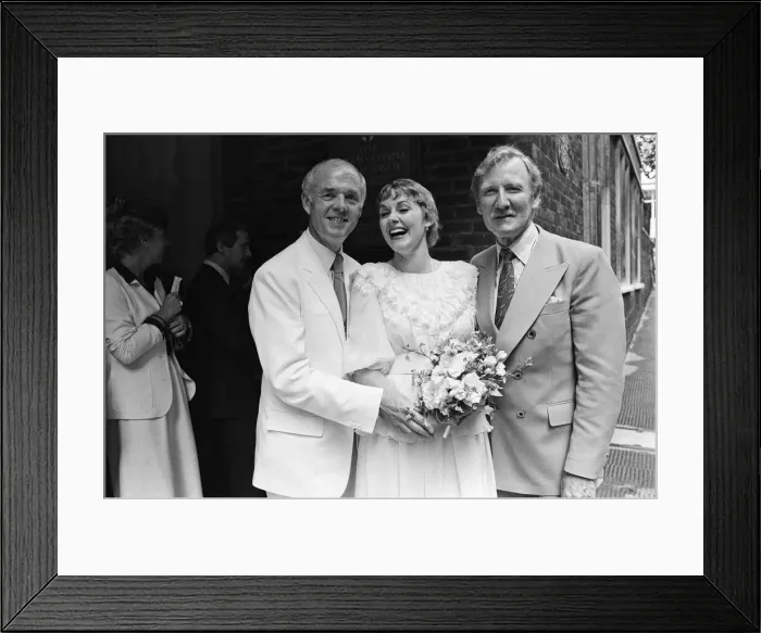 Framed Print : Leslie Phillips marries Angela Scoular at the Queens Chapel of the Savoy