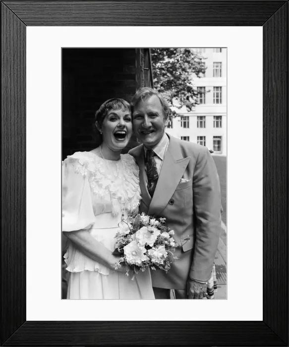 Framed Print : Leslie Phillips marries Angela Scoular at the Queens Chapel of the Savoy Framed Print : Leslie Phillips marries Angela Scoular at the Queens Chapel of the Savoy
