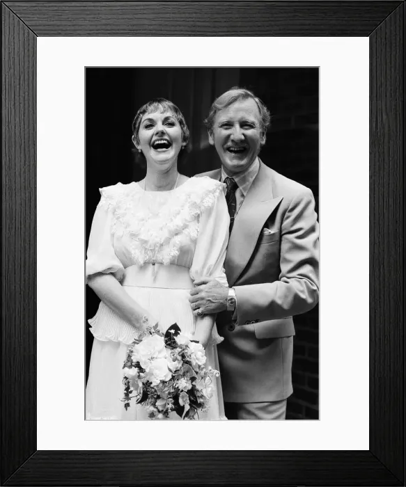 Framed Print : Leslie Phillips marries Angela Scoular at the Queens Chapel of the Savoy