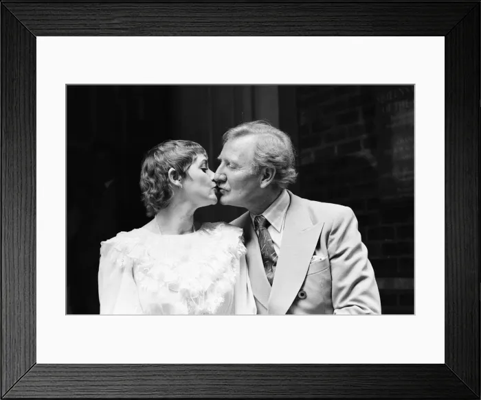 Framed Print : Leslie Phillips marries Angela Scoular at the Queens Chapel of the Savoy Framed Print : Leslie Phillips marries Angela Scoular at the Queens Chapel of the Savoy