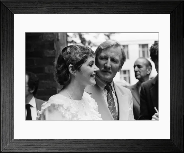 Framed Print : Leslie Phillips marries Angela Scoular at the Queens Chapel of the Savoy Framed Print : Leslie Phillips marries Angela Scoular at the Queens Chapel of the Savoy