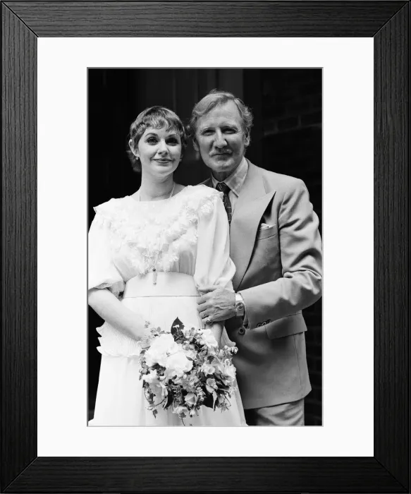 Framed Print : Leslie Phillips marries Angela Scoular at the Queens Chapel of the Savoy Framed Print : Leslie Phillips marries Angela Scoular at the Queens Chapel of the Savoy