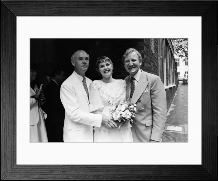 Framed Print : Leslie Phillips marries Angela Scoular at the Queens Chapel of the Savoy Framed Print : Leslie Phillips marries Angela Scoular at the Queens Chapel of the Savoy