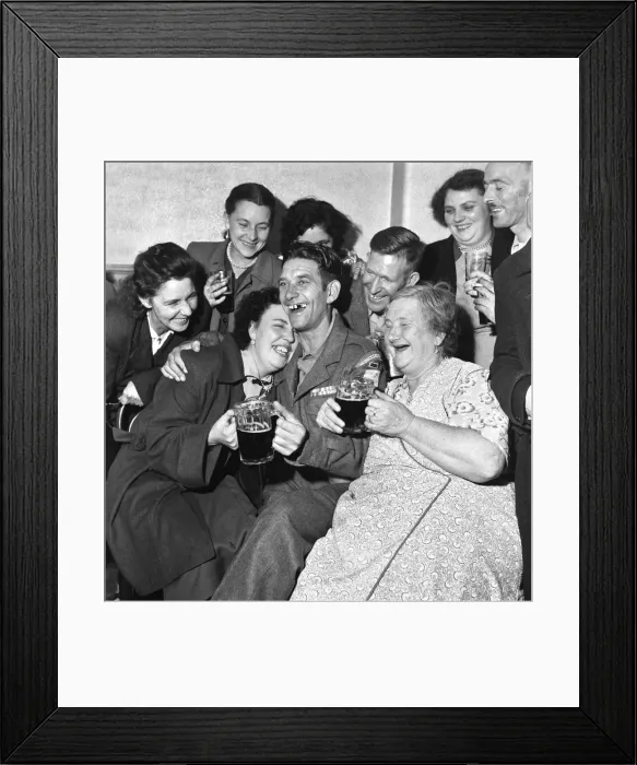 Framed Print : British Prisoners of war released from Korea, pictured on their return to England after Framed Print : British Prisoners of war released from Korea, pictured on their return to England after