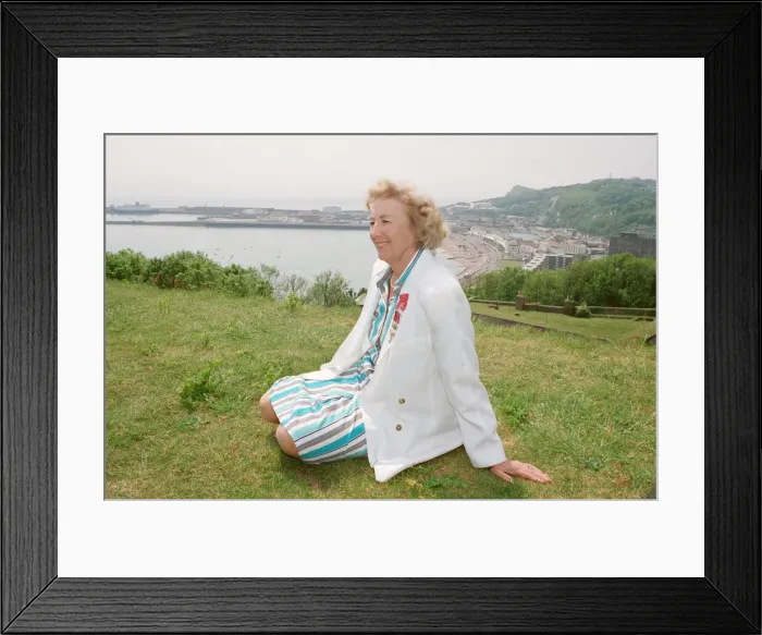 Framed Print : Dame Vera Lynn opens English Heritage Hellfire Corner at Dover Castle, Kent. England