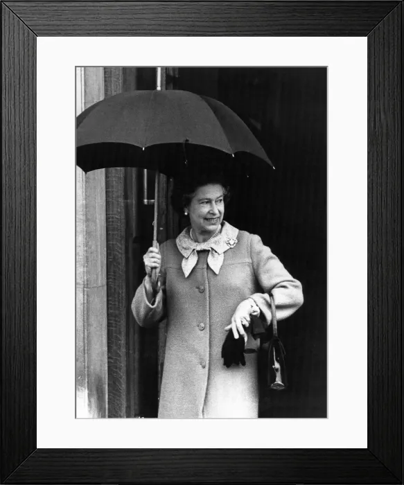 Framed Print : Queen Elizabeth II visits Prince Charles and Princess Diana at St
