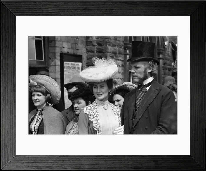 Framed Print : Dinah Sheridan on the set of The Railway Children'at Oakworth, West Yorkshire Framed Print : Dinah Sheridan on the set of The Railway Children'at Oakworth, West Yorkshire