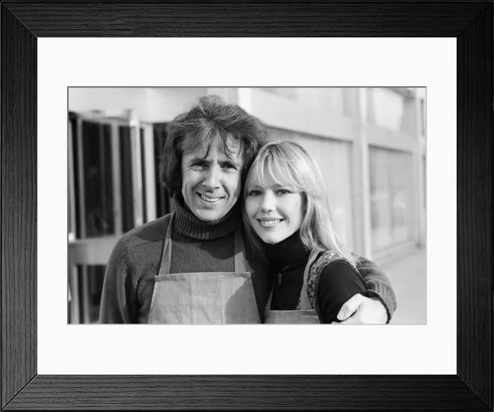 Framed Print : Richard O Sullivan and Tessa Wyatt pose for the photocall for the ITV sitcom Framed Print : Richard O Sullivan and Tessa Wyatt pose for the photocall for the ITV sitcom