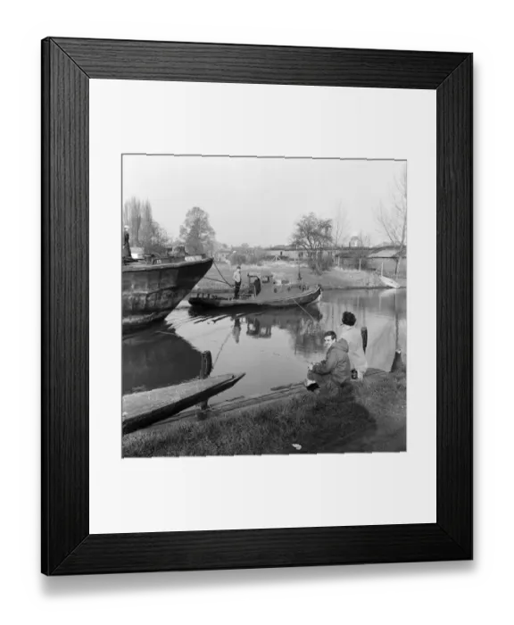 Framed Print : Bernard Cribbins, star of stage, film and TV fame, went fishing at Walton-on-Thames with