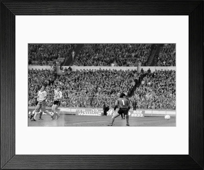 Framed Print : 1985 Milk cup final at Wembley Stadium. Final score Norwich City 1 v Sunderland 0 Framed Print : 1985 Milk cup final at Wembley Stadium. Final score Norwich City 1 v Sunderland 0