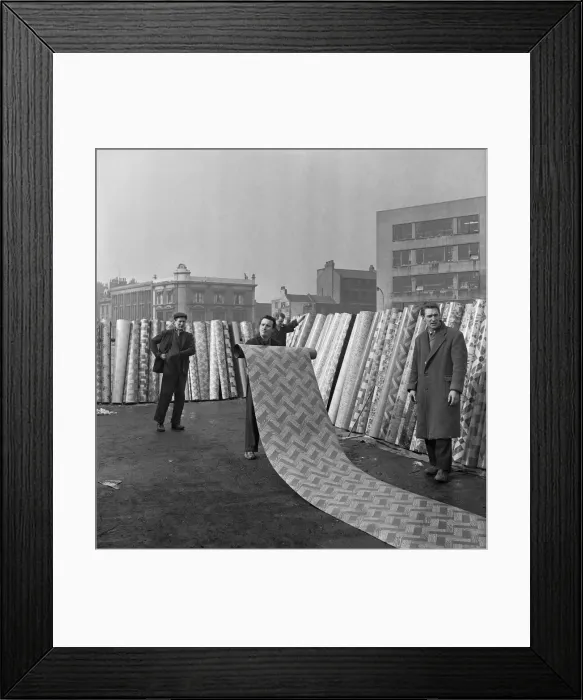 Framed Print : The flea market at Club Row, Bethnal Green, E2 London 1st March 1955 Linoleum salesmen