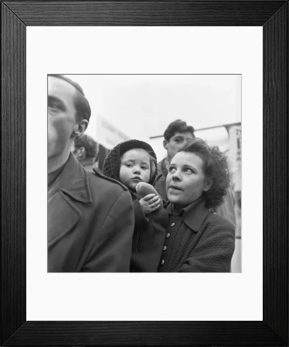 Framed Print : Young mother with her daughter visit the flea market at Club Row, Bethnal Green Framed Print : Young mother with her daughter visit the flea market at Club Row, Bethnal Green