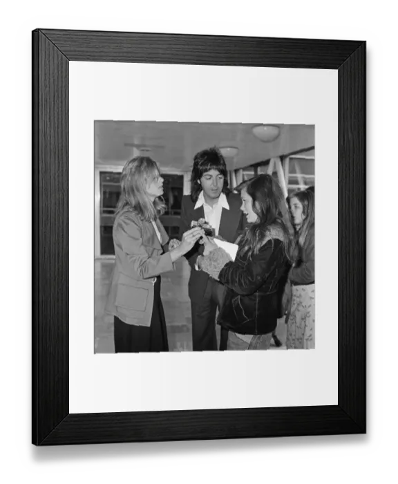 Framed Print : Paul McCartney and family leave London Heathrow Airport for a week long holiday in New Framed Print : Paul McCartney and family leave London Heathrow Airport for a week long holiday in New