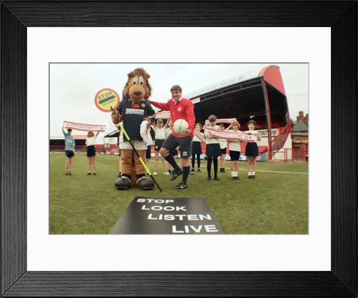 Framed Print : Middlesbrough player John Hendrie and Roary the Lion, with help from youngsters