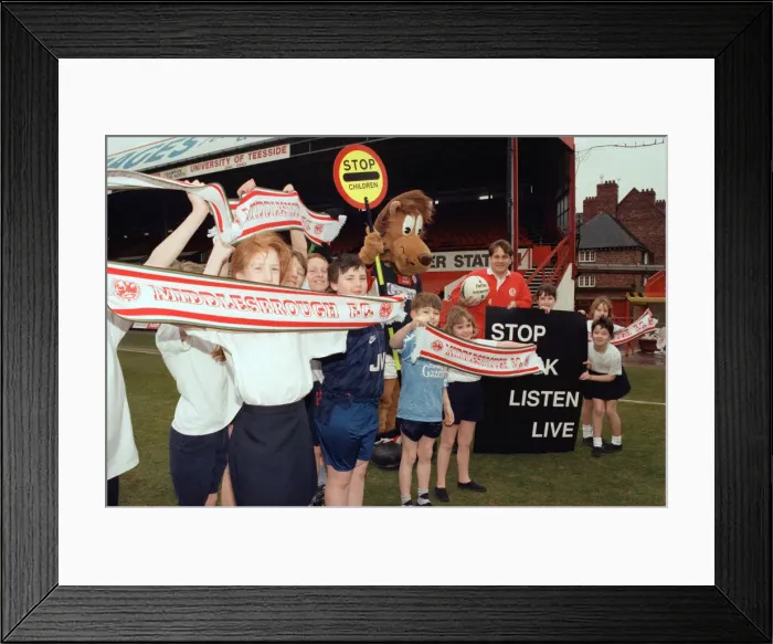 Framed Print : Middlesbrough player John Hendrie and Roary the Lion, with help from youngsters Framed Print : Middlesbrough player John Hendrie and Roary the Lion, with help from youngsters