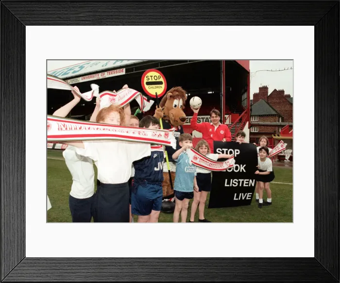 Framed Print : Middlesbrough player John Hendrie and Roary the Lion, with help from youngsters Framed Print : Middlesbrough player John Hendrie and Roary the Lion, with help from youngsters