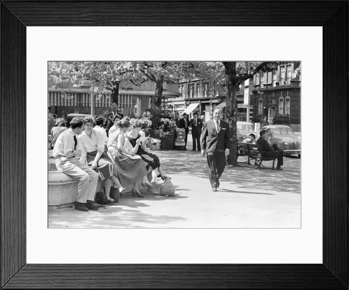 Framed Print : Tennessee Williams, walking in London, Thursday 14th May 1959 Framed Print : Tennessee Williams, walking in London, Thursday 14th May 1959
