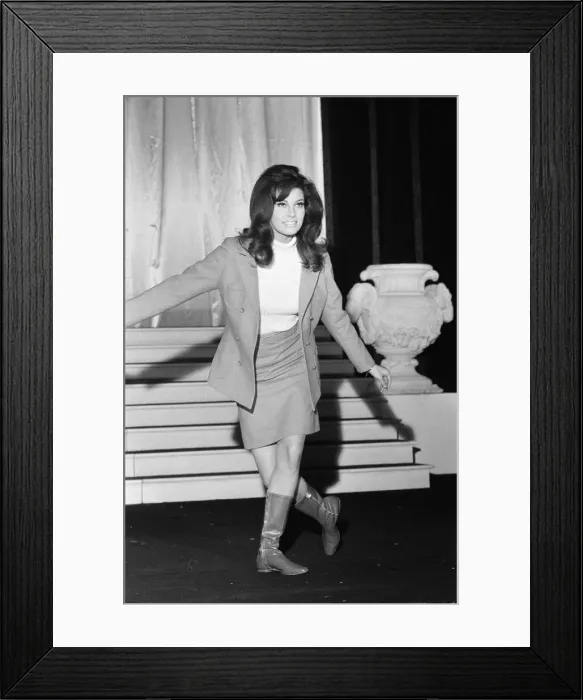 Framed Print : Rehearsals ahead of Royal Film Performance for Born Free, at The Odeon, Leicester Square Framed Print : Rehearsals ahead of Royal Film Performance for Born Free, at The Odeon, Leicester Square