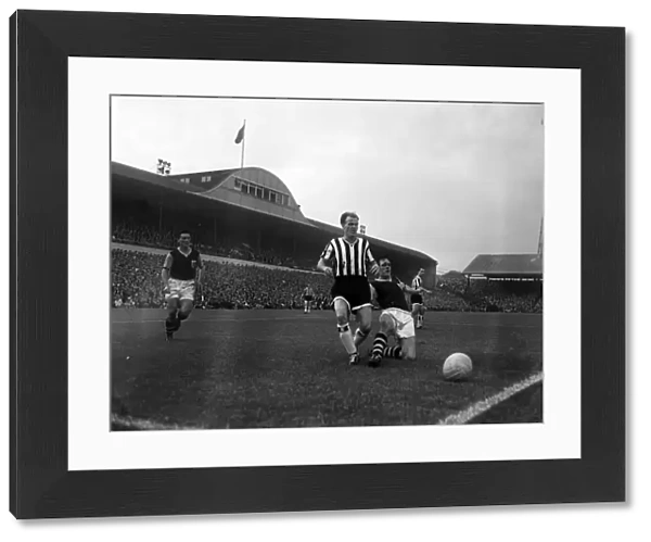 Newcastle United v Burnley, Newcastles Alf McMichael. 27th August 1960