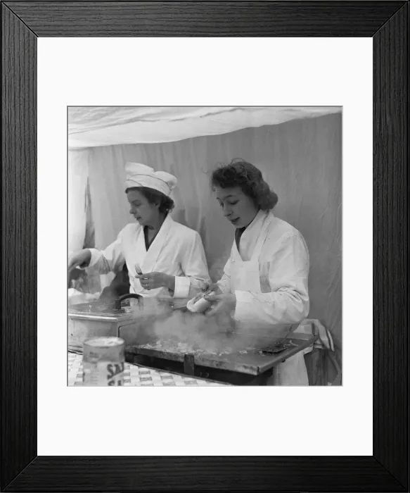 Framed Print : Ladies of a catering stall at the Flea market in Club Row, Bethnal Green