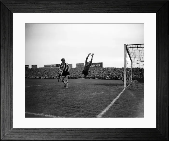 Framed Print : Fulham v Newcastle United, League Division One. Final score 4-3 to Fulham Framed Print : Fulham v Newcastle United, League Division One. Final score 4-3 to Fulham