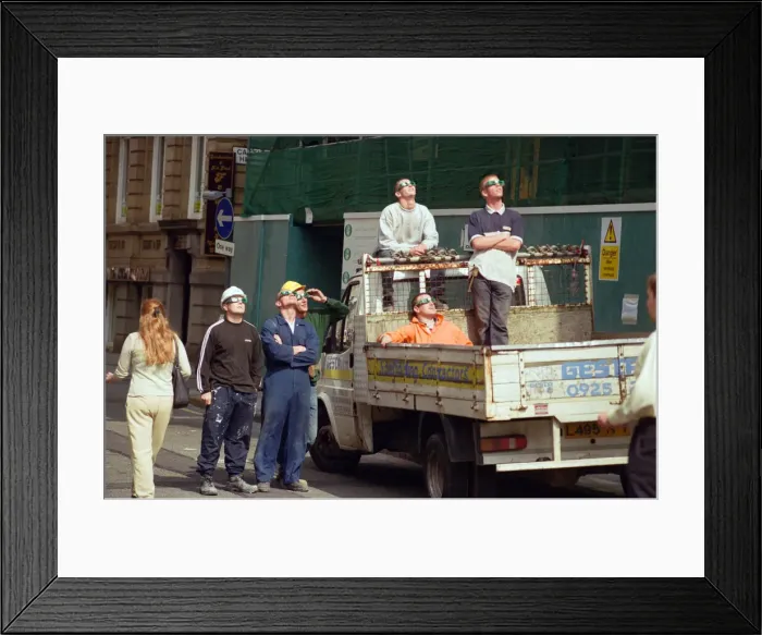 Framed Print : A group of workmen in Liverpool city centre watching the solar eclipse. 11th August 1999 Framed Print : A group of workmen in Liverpool city centre watching the solar eclipse. 11th August 1999
