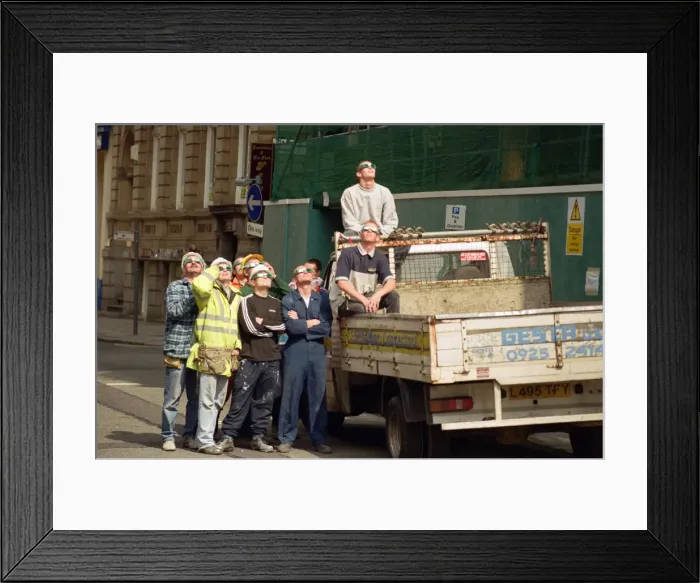 Framed Print : A group of workmen in Liverpool city centre watching the solar eclipse. 11th August 1999 Framed Print : A group of workmen in Liverpool city centre watching the solar eclipse. 11th August 1999