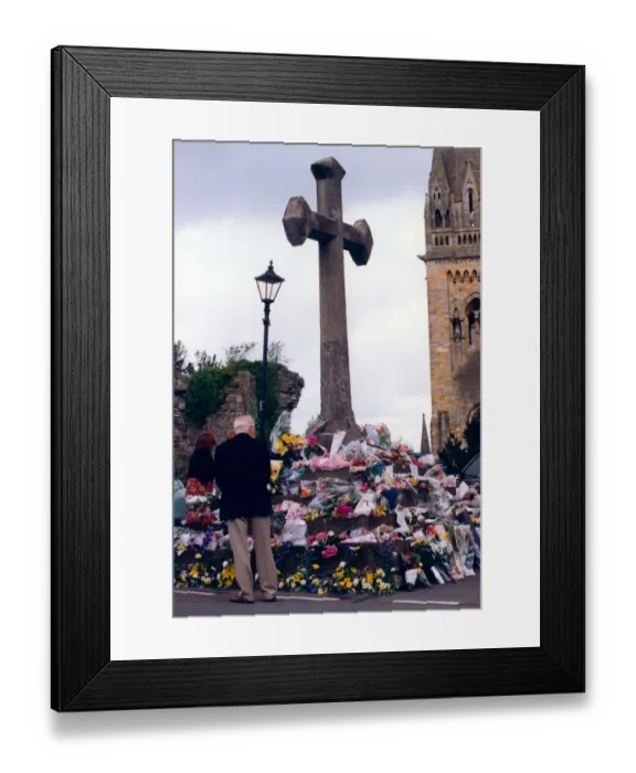 Framed Print : Flowers for Diana, Princess of Wales, at Llandaff Cathedral, Cardiff, Wales