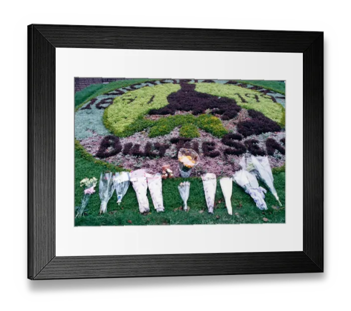 Framed Print : Flowers placed alongside Cardiff Castle in memory of Princess Diana. Circa September 1997