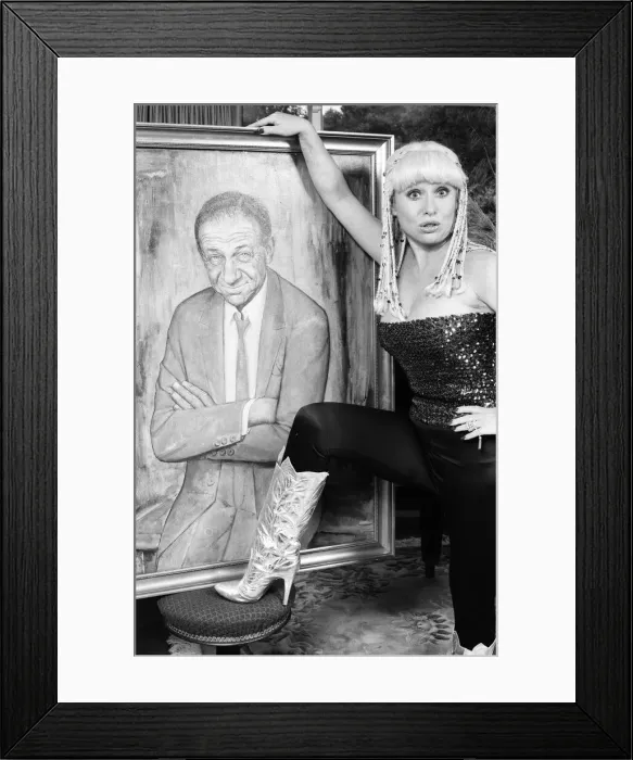 Framed Print : Actress Barbara Windsor at home. 19th October 1980 Framed Print : Actress Barbara Windsor at home. 19th October 1980
