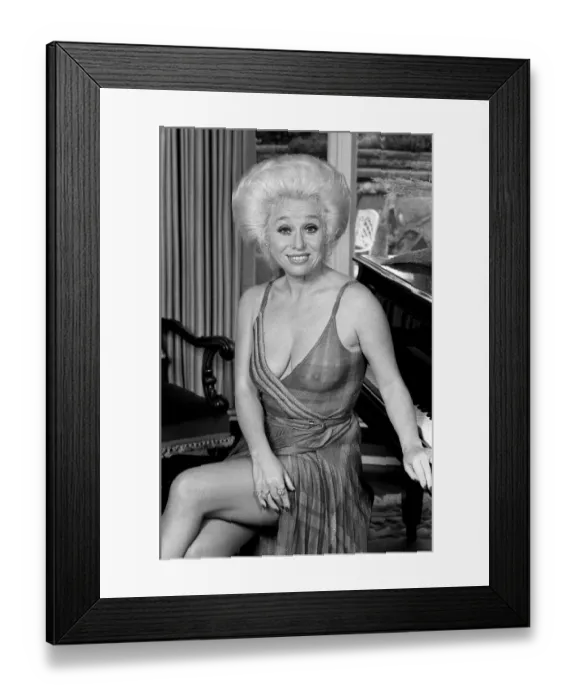 Framed Print : Actress Barbara Windsor at home. 19th October 1980 Framed Print : Actress Barbara Windsor at home. 19th October 1980