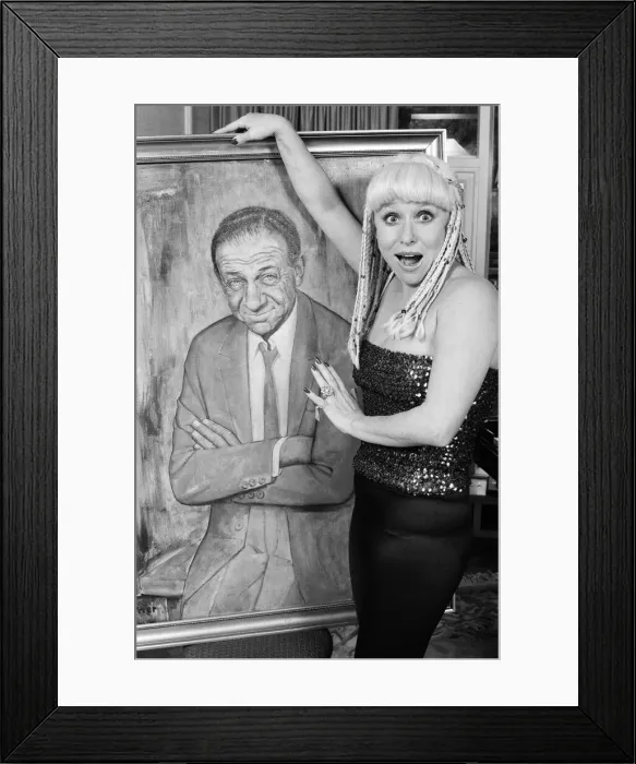 Framed Print : Actress Barbara Windsor at home. 19th October 1980 Framed Print : Actress Barbara Windsor at home. 19th October 1980