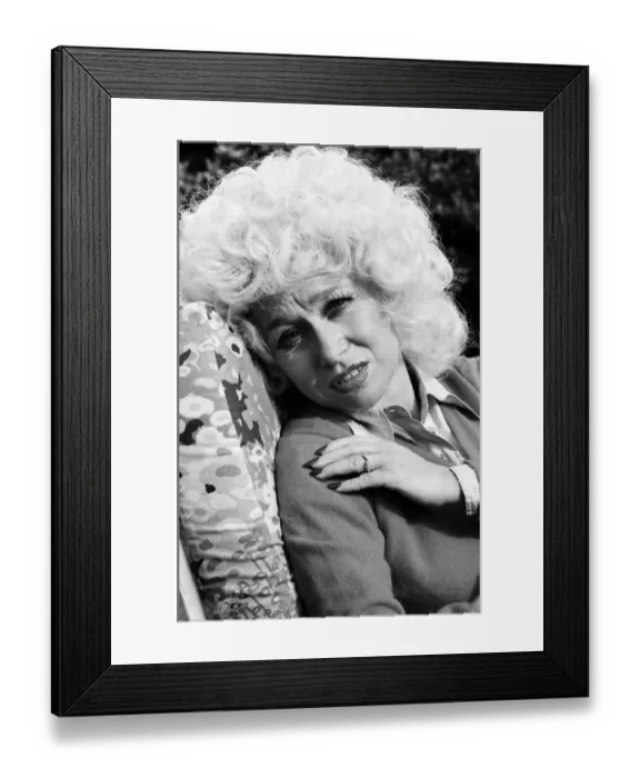 Framed Print : Actress Barbara Windsor at home. 19th October 1980 Framed Print : Actress Barbara Windsor at home. 19th October 1980