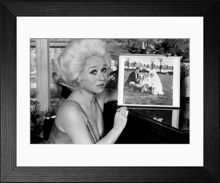 Framed Print : Actress Barbara Windsor at home. 19th October 1980 Framed Print : Actress Barbara Windsor at home. 19th October 1980
