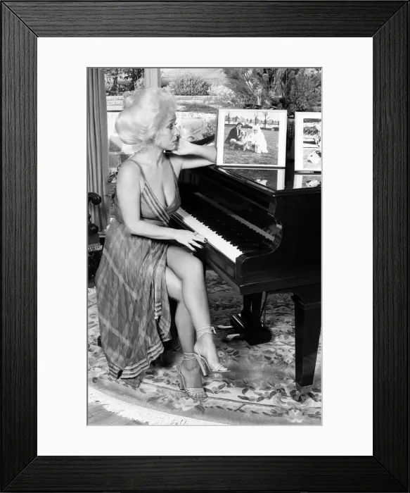 Framed Print : Actress Barbara Windsor at home. 19th October 1980