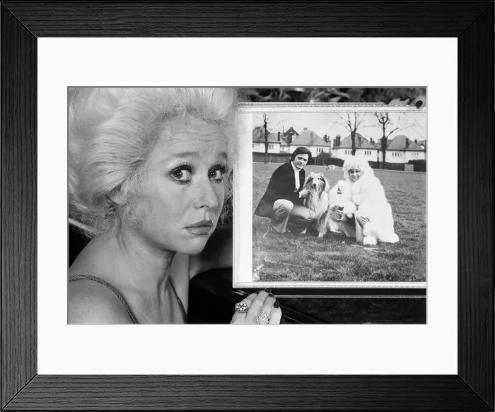 Framed Print : Actress Barbara Windsor at home. 19th October 1980 Framed Print : Actress Barbara Windsor at home. 19th October 1980