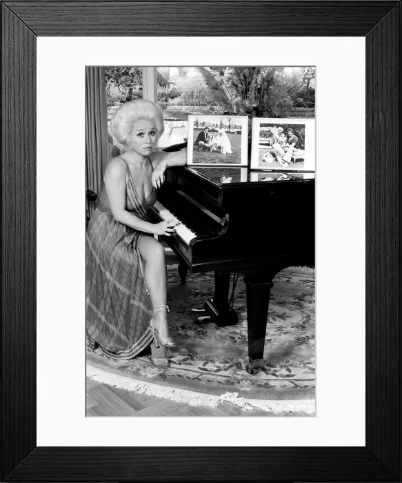Framed Print : Actress Barbara Windsor at home. 19th October 1980 Framed Print : Actress Barbara Windsor at home. 19th October 1980
