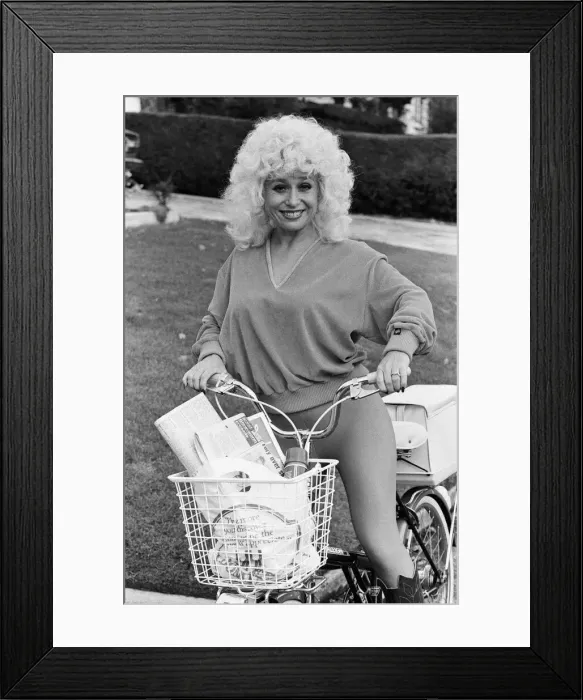 Framed Print : Actress Barbara Windsor at home. 19th October 1980 Framed Print : Actress Barbara Windsor at home. 19th October 1980