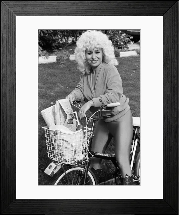 Framed Print : Actress Barbara Windsor at home. 19th October 1980 Framed Print : Actress Barbara Windsor at home. 19th October 1980