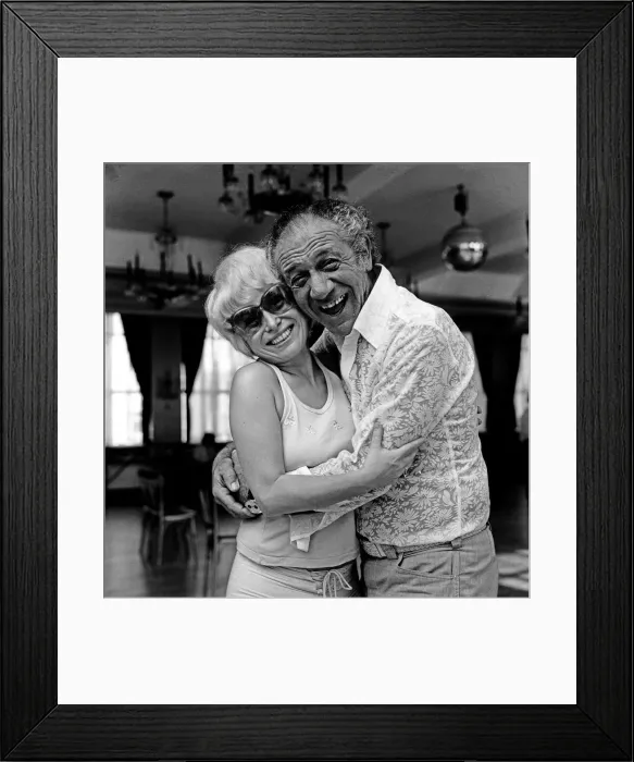 Framed Print : The cast of Carry on London'rehearsing in Soho. Barbara Windsor and Sid James Framed Print : The cast of Carry on London'rehearsing in Soho. Barbara Windsor and Sid James