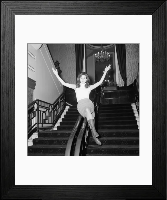 Framed Print : Rehearsals ahead of Royal Film Performance for Born Free, at The Odeon, Leicester Square Framed Print : Rehearsals ahead of Royal Film Performance for Born Free, at The Odeon, Leicester Square