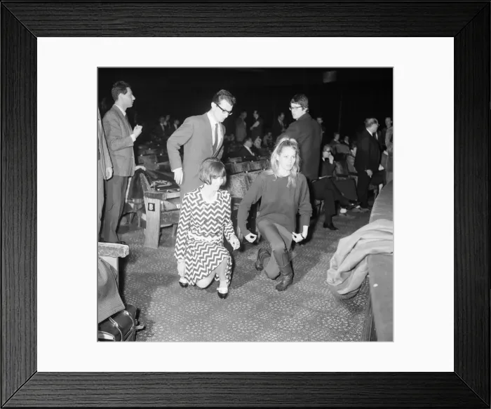 Framed Print : Rehearsals ahead of Royal Film Performance for Born Free, at The Odeon, Leicester Square Framed Print : Rehearsals ahead of Royal Film Performance for Born Free, at The Odeon, Leicester Square