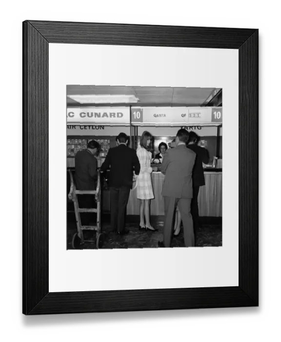 Framed Print : Top model Jean Shrimpton The Shrimp'and her boyfriend Terence Stamp flew to Framed Print : Top model Jean Shrimpton The Shrimp'and her boyfriend Terence Stamp flew to